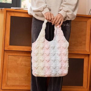 Détail du sac cabas matelassé dégradé macaron avec texture de bulles 3D et tissu doux