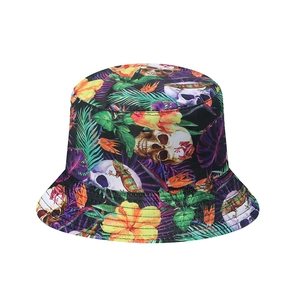 Chapeau bob streetwear avec motif tête de mort rétro et fleurs tropicales sur tissu noir