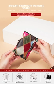 Gros plan du portefeuille en cuir multicolore avec fentes pour cartes et logo en métal