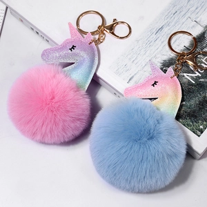 Llavero de unicornio con purpurina, pompón de piel y anilla dorada para bolsos