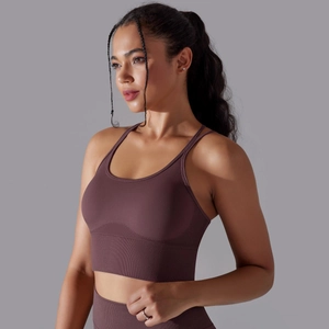Détail du soutien-gorge de sport dos croisé bordeaux en tissu extensible sans couture