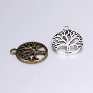 Vista macro dettagliata dei ciondoli albero della vita in bronzo e argento per gioielli DIY