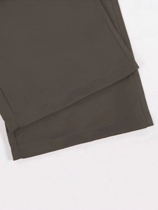 Dettaglio delle cuciture e del tessuto grigio scuro liscio sull'orlo dei pantaloni cargo