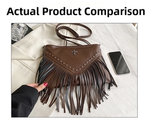 Détail d'un sac bandoulière bohème marron avec franges, rivets et emblème croix