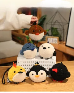 Détail de porte-clés animaux en peluche douce de couleurs variées avec petits crochets