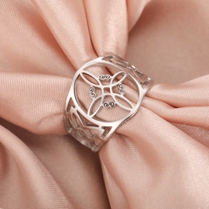 Bague nœud de sorcière en acier inoxydable poli avec motif géométrique sur soie champagne