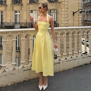 Dettaglio dell'abito halter giallo chiaro con orlo a pieghe in stile street francese