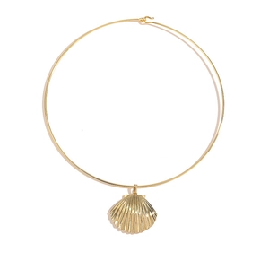 Collana girocollo dorata con ciondolo a conchiglia stile spiaggia e design sobrio