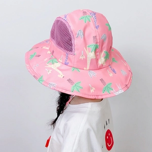 Dettaglio del cappello da sole rosa per bambini con stampe di giraffe e rete viola retro