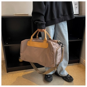 Dettaglio della borsa sportiva in nylon kaki con manici gialli e grande capienza