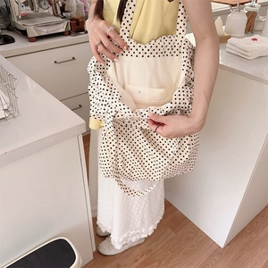 Detail einer beigen Canvas-Einkaufstasche mit Polka Dots und funktionalem Innenfach