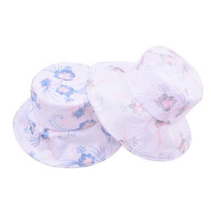 Dettaglio del ricamo floreale su cappelli da sole estivi leggeri in pizzo per donna