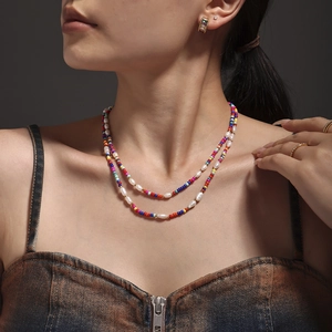 Collier bohème multicouche fait main avec perles colorées et perles d'eau douce blanches