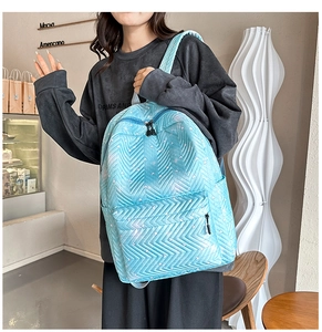 Detalle de mochila acolchada azul brillante con patrones de corazones en un entorno real