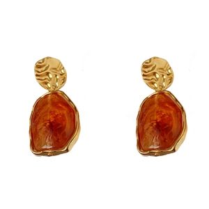 Irregular amber resin drop earrings with gold metal accents in French retro style