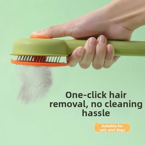 Vue macro du bouton d'auto-nettoyage éjectant les poils de la brosse pour chat