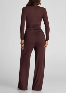 Vista posteriore del set coordinato marrone cioccolato con pantaloni a gamba larga