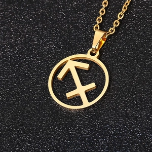 Collana con segno zodiacale Sagittario dorata con ciondolo rotondo e catena a croce