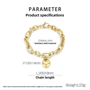 Dettaglio del bracciale a catena in acciaio inossidabile placcato oro 18k con cuore a lucchetto