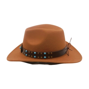 Dettaglio cappello cowboy con fascia in pelle marrone, perline turchesi e borchie oro