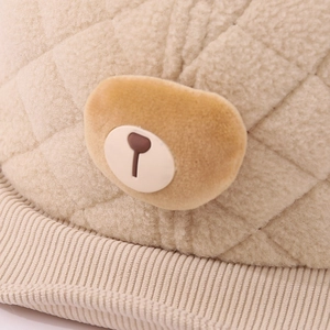 Vista dettagliata del cappello in peluche per bambini con orecchie d'orso e trapuntatura