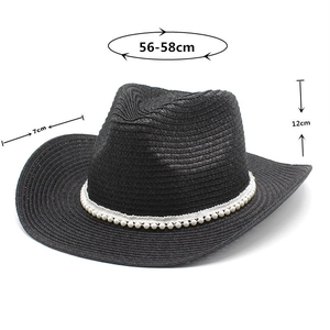 Détail d'un chapeau de cow-boy noir en paille avec perles, hauteur 12cm et bord 7cm