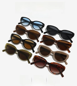 Dettaglio di occhiali da sole cat-eye in vari colori come nero, leopardato e verde