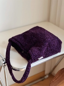 Trama dettagliata della borsa a tracolla in tweed viola scuro con tessuto di ciniglia
