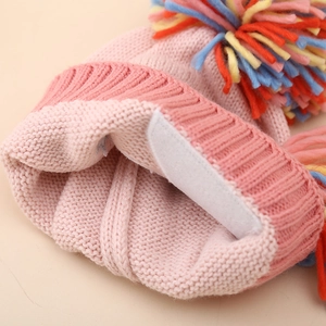 Bonnet tricoté rose pour enfants avec pompon coloré et texture côtelée douce