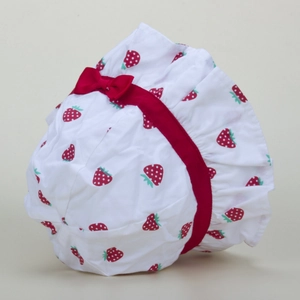 Dettaglio cappello alla pescatora con fragole, fiocco rosso e tesa a volant bimbi
