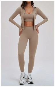 Mocha Yoga-Set Detail mit schmal geschnittener Zipper-Jacke, Daumenlöchern und mattem Stoff
