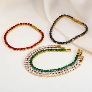 Détail de bracelets tennis plaqués or 18 carats avec zircons ronds de couleur