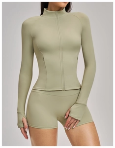 Détail de la veste de yoga verte avec passe-pouces et tissu élastique sport