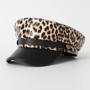Cappello da marinaio leopardato con tesa in pelle nera e bottone in metallo dorato