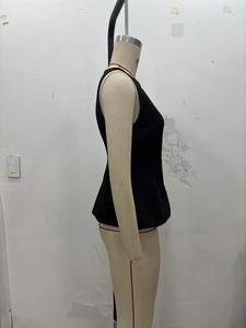 Vue latérale détaillée d'un haut sans manches noir cintré avec ourlet évasé sur mannequin