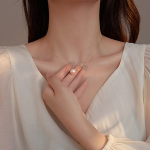 Elegant minimalist S925 silver necklace with a single round pink shell pearl on a gold chain
