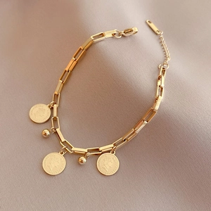 Pulsera de hip hop en acero de titanio con dijes de moneda dorada y cierre ajustable