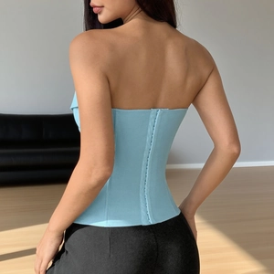 Dettaglio del corsetto azzurro con chiusura a gancetti sul retro vista posteriore
