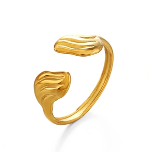 Anello aperto a forma di ala in acciaio inossidabile dorato su sfondo bianco