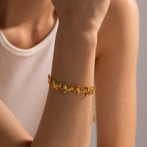 Bracelet papillon élégant en acier inoxydable doré au poignet avec chaîne de réglage