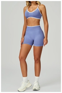 Détail du short de yoga taille haute avec texture sans couture et ton bleu-violet