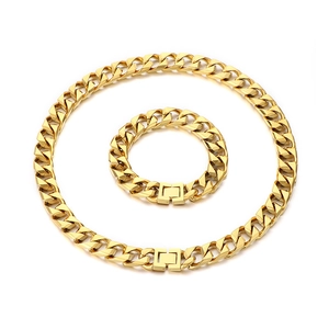 Ensemble collier et bracelet maille cubaine en acier inoxydable doré poli pour hommes sur blanc