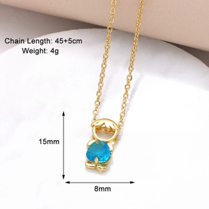 Vue macro du collier avec pendentif garçon plaqué or, zircon bleu et détails de la chaîne