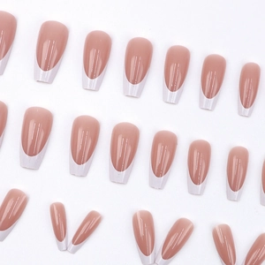 Faux ongles ballerine nude et blanc style French manucure avec finition brillante