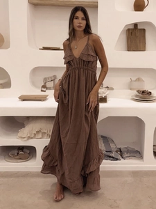 Robe longue marron à fines bretelles avec col en V à volants et texture aspect lin naturel