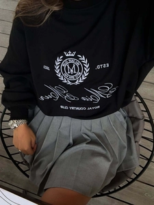 Sweatshirt rétro à broderie de lettres et jupe plissée grise dans un style décontracté