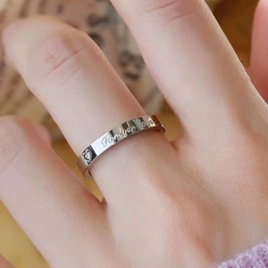 Silberner Titanstahlring mit Forever Love Gravur und einem kleinen Herzsymbol