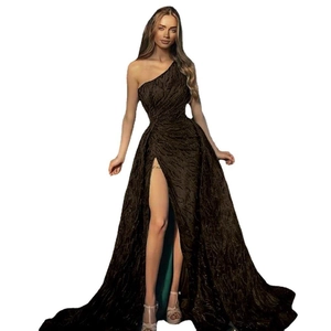 Detail eines One-Shoulder-Abendkleids mit plissierter Textur und Seitenschlitz-Design