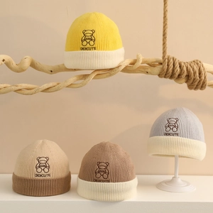 Bonnets tricotés d'hiver pour bébés avec broderie ours et revers contrastés multicolores