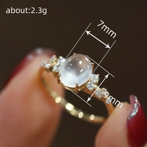 Eleganter Goldring mit ovalem Mondstein und Kristallen, 9x7mm Stein, Gewicht 2,3g